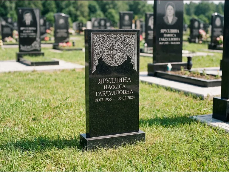 Мусульманский памятник: небольшая скромная невысокая стела — золочёная гравировка мечети, аккуратный участок с газоном, работа «Фахрутдинова» в Барнауле