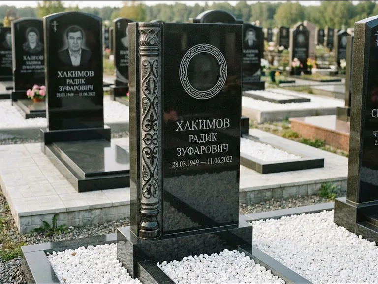 Мусульманский памятник: стела с боковой резной орнаментальной колонной — детализированная гравировка мечети Кул-Шариф, белая мраморная крошка, работа «Хабибуллин» в Барнауле