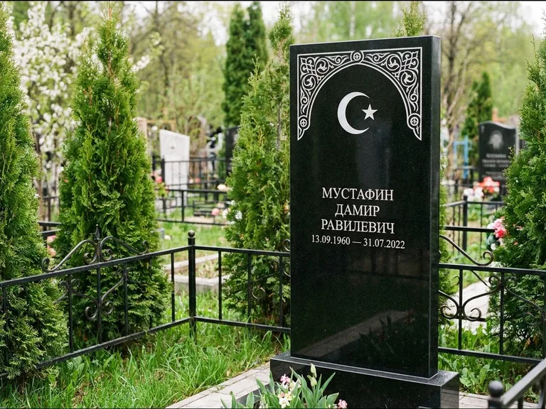 Мусульманский памятник — полумесяц со звездой и орнамент-бордюр, работа «Мустафин» в Барнауле