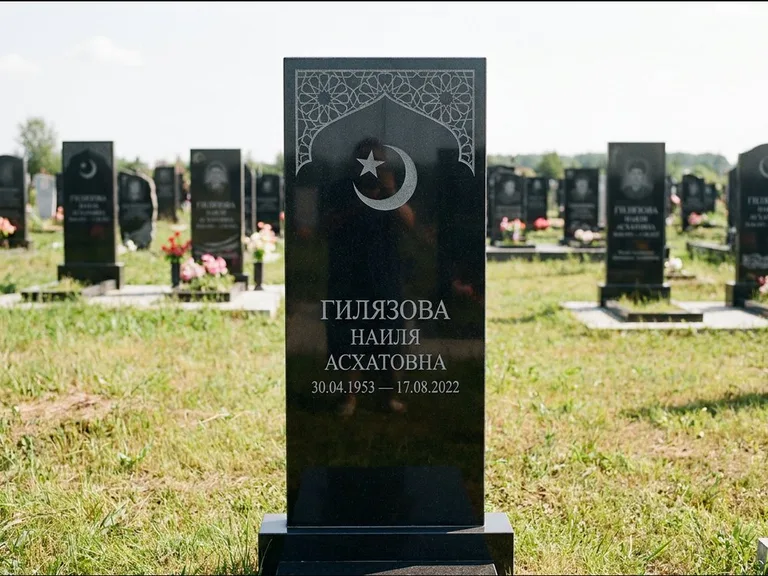 Мусульманский памятник: узкая вертикальная стела-пилон с полумесяцем — гравировка мечети в михраб-арке с орнаментом, открытая лужайка без ограды, работа «Ибрагимова» в Барнауле