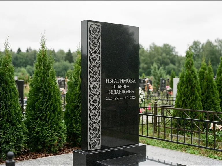 Мусульманский памятник — колонна ислими по краю стелы, работа «Ибрагимова» в Барнауле