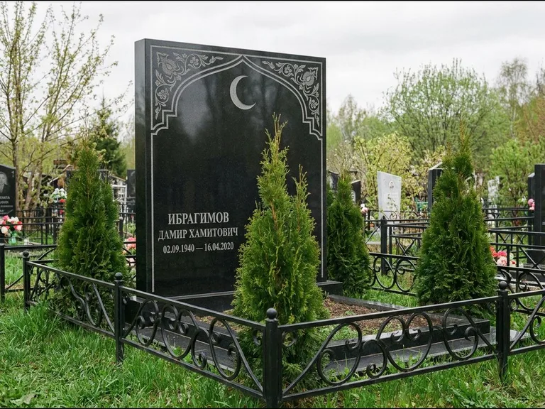 Памятник с гравировкой полумесяца — гравировка полумесяца в восточной арке с орнаментом, работа «Ибрагимов» в Барнауле