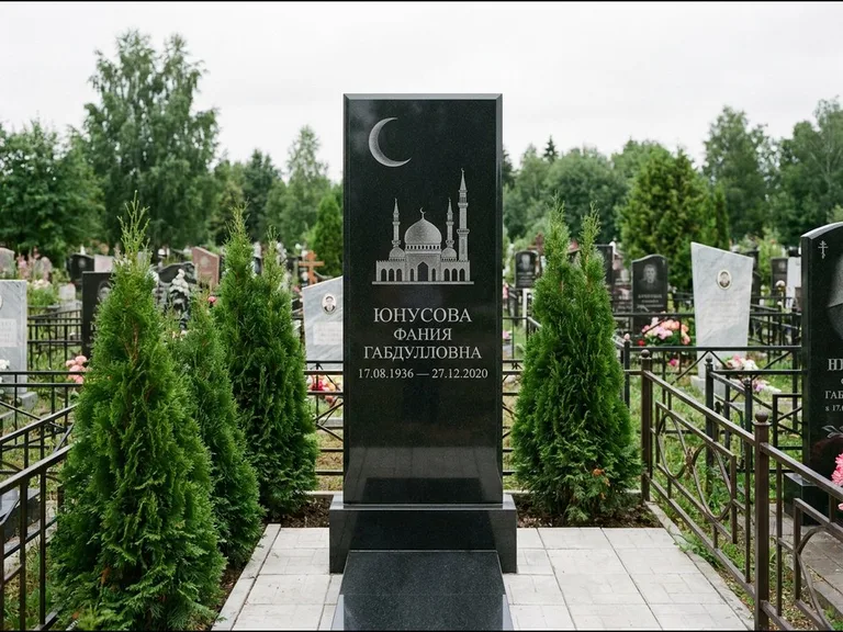 Памятник с гравировкой полумесяца — гравировка полумесяца над силуэтом мечети, работа «Юнусова» в Барнауле