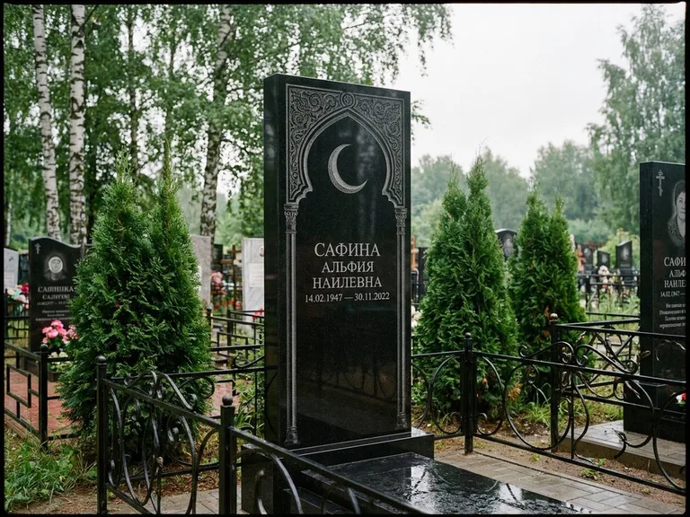 Памятник с гравировкой полумесяца — гравировка полумесяца в восточной арке с орнаментом, работа «Сафина» в Барнауле
