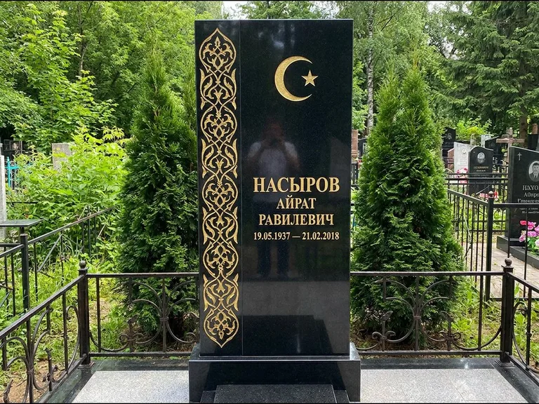 Памятник с гравировкой полумесяца — золочёный полумесяц и колонна растительного орнамента-ислими, работа «Насыров» в Барнауле