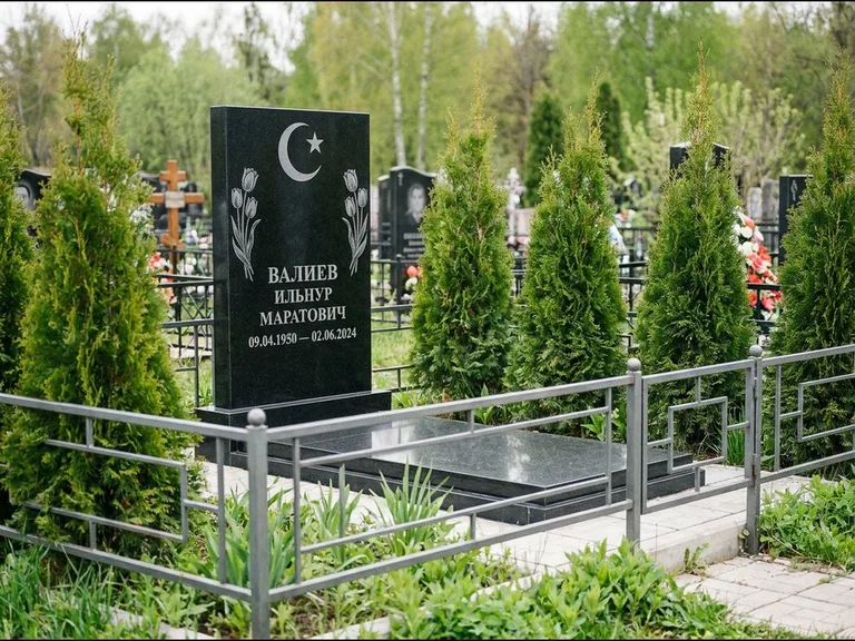 Памятник с гравировкой полумесяца — гравировка полумесяца со звездой и тюльпанами по бокам, работа «Валиев» в Барнауле