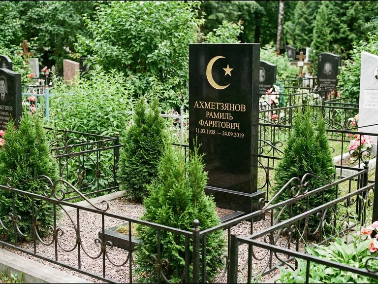 Памятник с гравировкой полумесяца — золочёная гравировка полумесяца со звездой в верхней части с, работа «Ахметзянов» в Барнауле