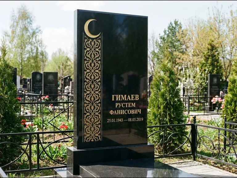 Памятник с гравировкой полумесяца — золочёный полумесяц и колонна растительного орнамента-ислими, работа «Гимаев» в Барнауле