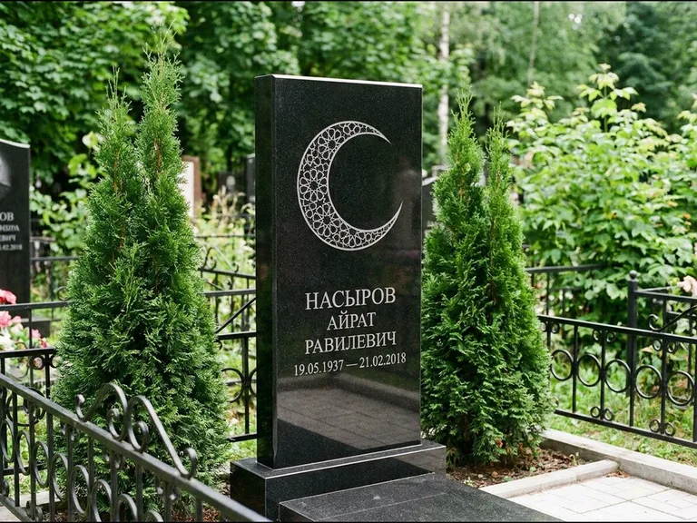 Памятник с гравировкой полумесяца — гравировка полумесяца в геометрическом орнаменте-гирихе, работа «Насыров» в Барнауле