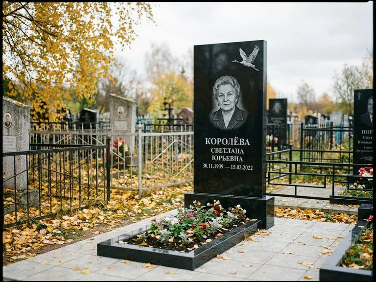 Памятник с гравировкой журавлей — белая гравировка клина журавлей, уходящего в верхний угол ст, работа «Королёва» в Барнауле