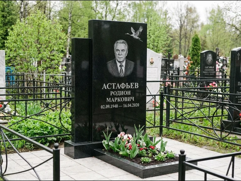 Памятник с гравировкой журавлей — гравировка одиночного летящего журавля над портретом, работа «Астафьев» в Барнауле