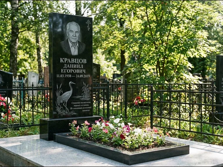 Памятник с гравировкой журавлей — гравировка журавля у камышей рядом с эпитафией, работа «Кравцов» в Барнауле