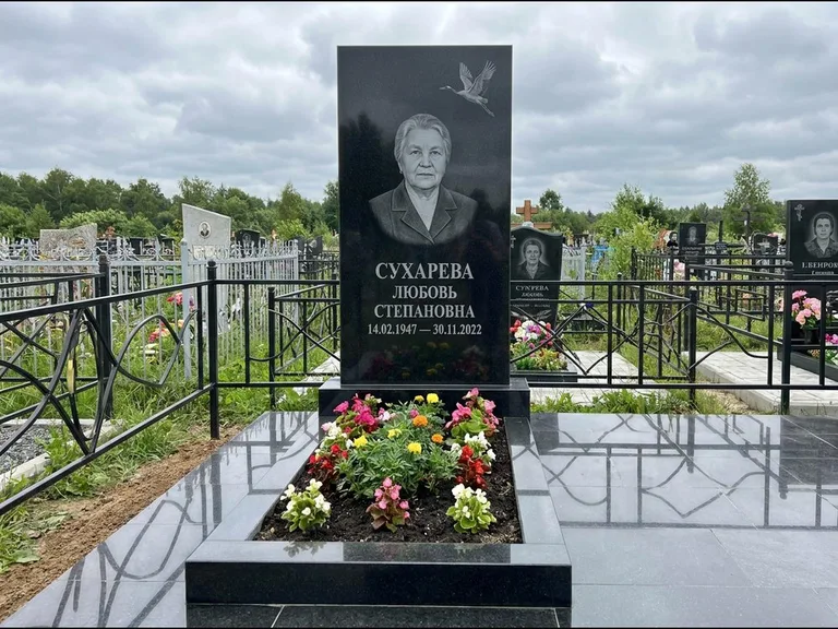 Памятник с гравировкой журавлей — гравировка одиночного летящего журавля над портретом, работа «Сухарева» в Барнауле