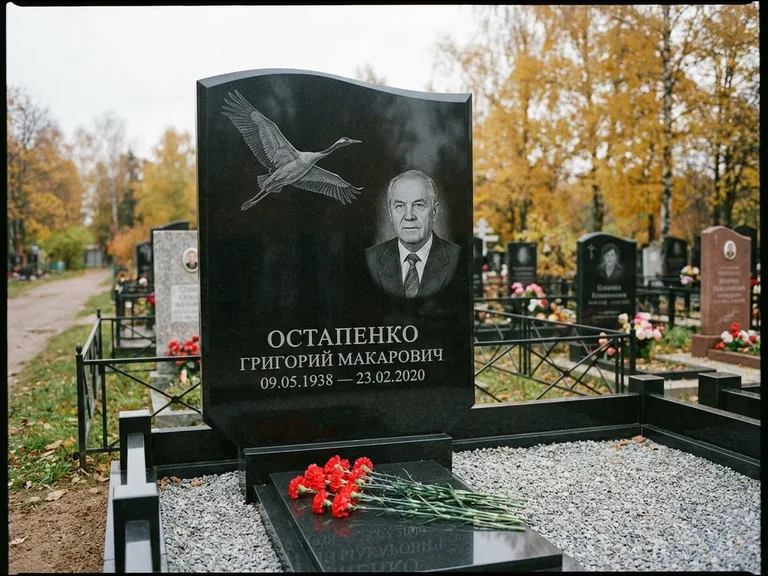 Памятник с гравировкой журавлей — гравировка журавлей, работа «Остапенко» в Барнауле