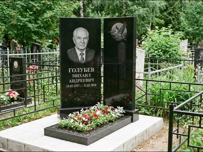 Памятник с гравировкой журавлей — гравировка клина журавлей на фоне солнечного диска, работа «Голубев» в Барнауле
