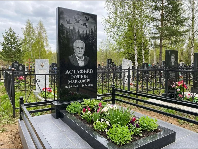 Памятник с гравировкой журавлей — гравировка силуэтов журавлей над еловым лесом, работа «Астафьев» в Барнауле