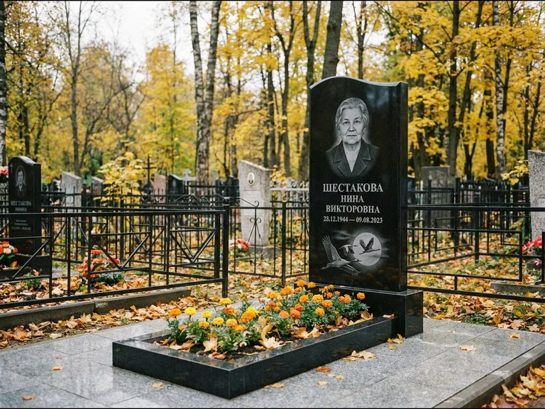 Памятник с гравировкой журавлей — гравировка клина журавлей на фоне солнечного диска, работа «Шестакова» в Барнауле