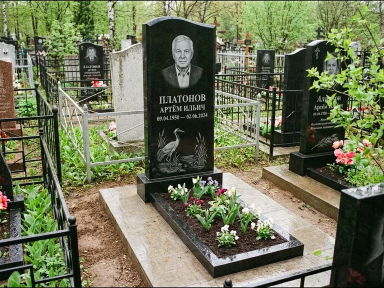Памятник с гравировкой журавлей — гравировка журавля у камышей рядом с эпитафией, работа «Платонов» в Барнауле