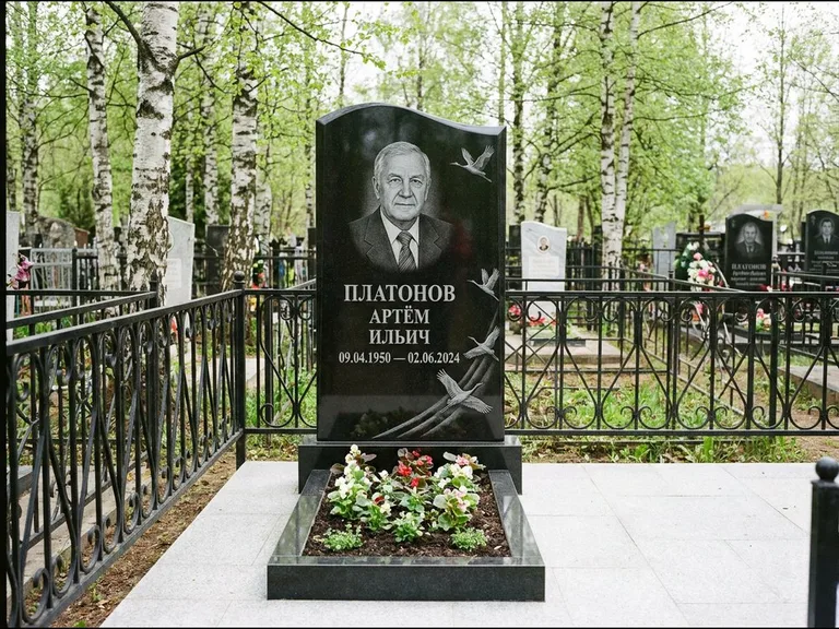 Памятник с гравировкой журавлей — гравировка трёх журавлей по диагонали через свободное поле с, работа «Платонов» в Барнауле