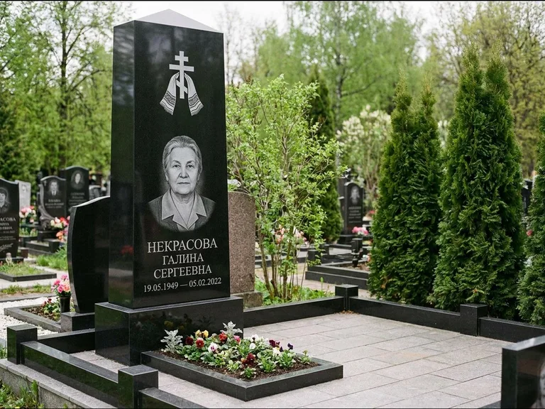 Памятник из чёрного гранита — стела-пилон с ажурным резным крестом, работа «Ерофеева» в Барнауле