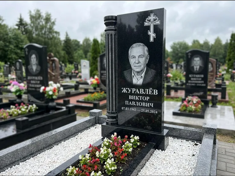 Памятник из чёрного гранита — семейный мемориал из двух стел с крестом с рушником, работа «Гущин» в Барнауле