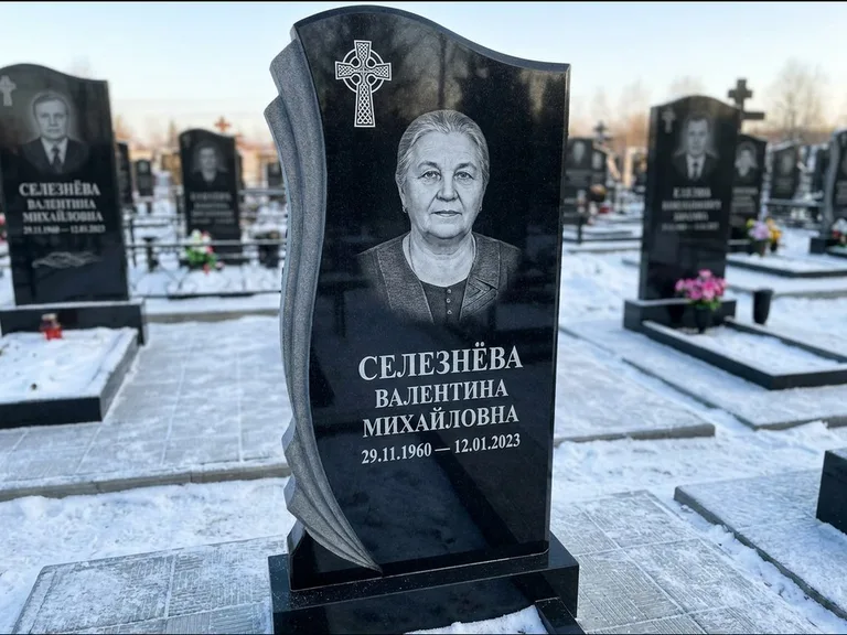 Памятник из чёрного гранита — восьмигранный обелиск с кельтским крестом, работа «Некрасова» в Барнауле
