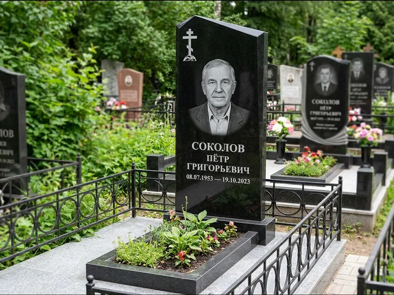 Памятник из чёрного гранита — полукруглая стела с крестом на Голгофе, работа «Журавлёв» в Барнауле