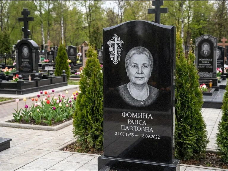 Памятник из чёрного гранита — двухцветная стела с крестом с распятием, работа «Одинцова» в Барнауле