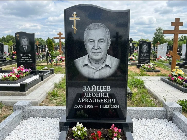 Памятник из чёрного гранита — горизонтальная семейная стела с аркой с процветшим крестом с виноградной лозой, работа «Верещагин» в Барнауле