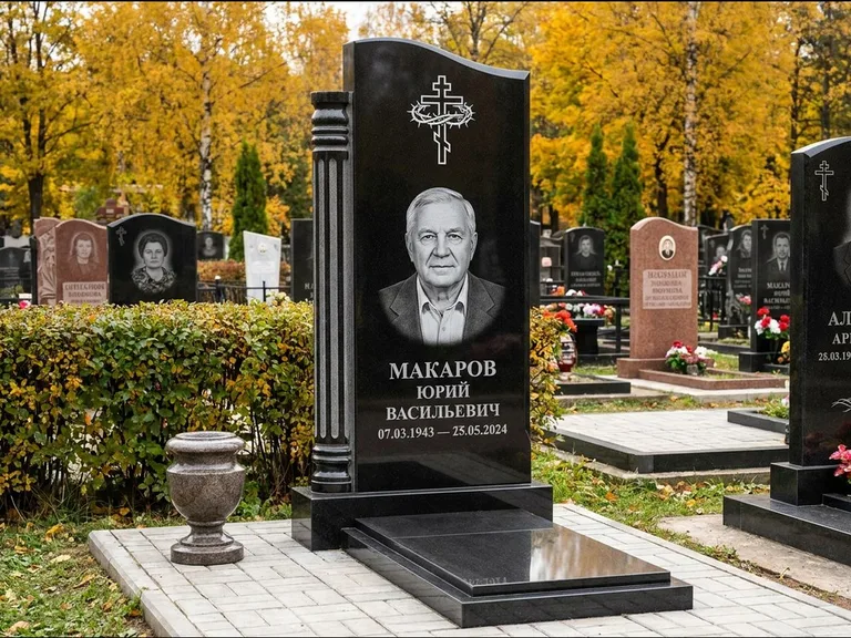 Памятник из чёрного гранита — асимметричная стела с крестом с рушником, работа «Панкратов» в Барнауле