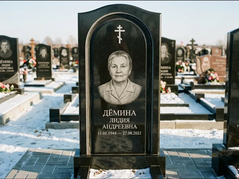 Памятник из чёрного гранита — стела-триптих с крестом с терновым венцом, работа «Ерофеева» в Барнауле