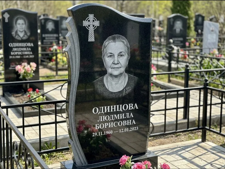 Памятник из чёрного гранита — стела с портретным овалом с кельтским крестом, работа «Савельева» в Барнауле