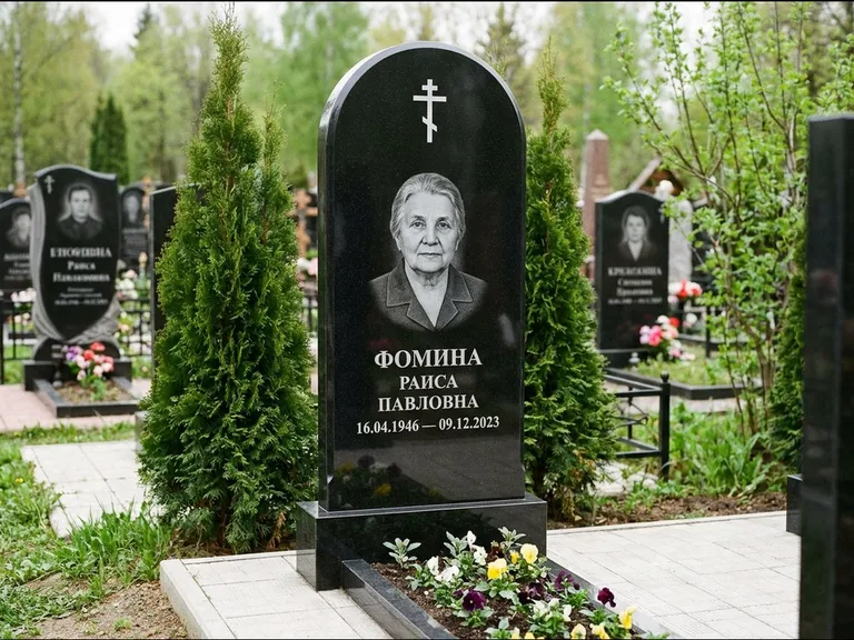 Памятник из чёрного гранита — вертикальная стела с латинским крестом, работа «Некрасова» в Барнауле