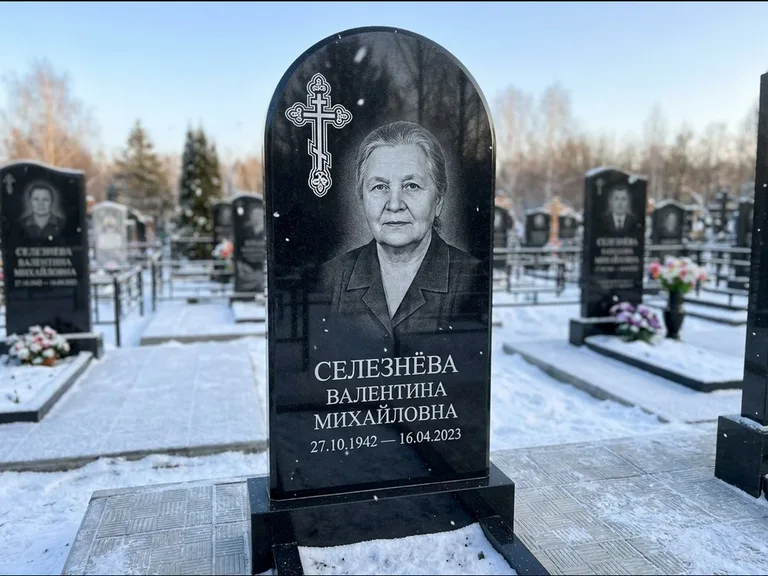 Памятник из чёрного гранита — массивная стела с крестом в лучах с крестом в лучах, работа «Одинцова» в Барнауле