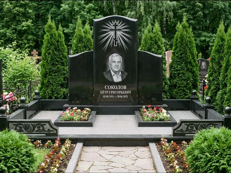 Памятник из чёрного гранита — низкая стела с крестом сбоку с золочёным крестом, работа «Верещагин» в Барнауле