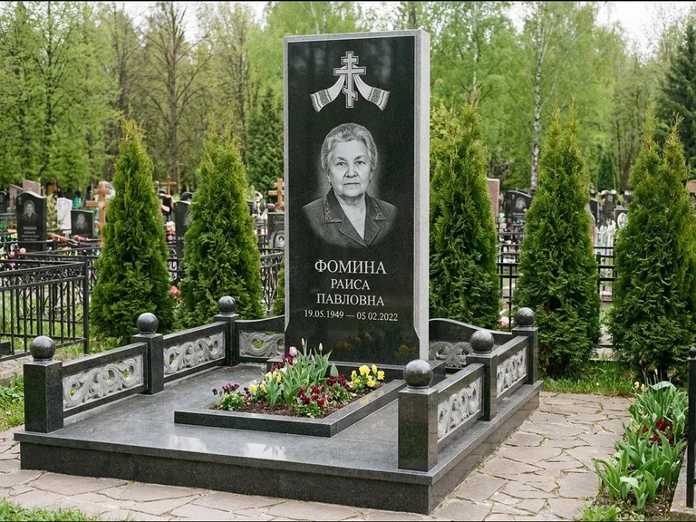 Памятник из чёрного гранита — семейный мемориал с ажурным резным крестом, работа «Мельникова» в Барнауле