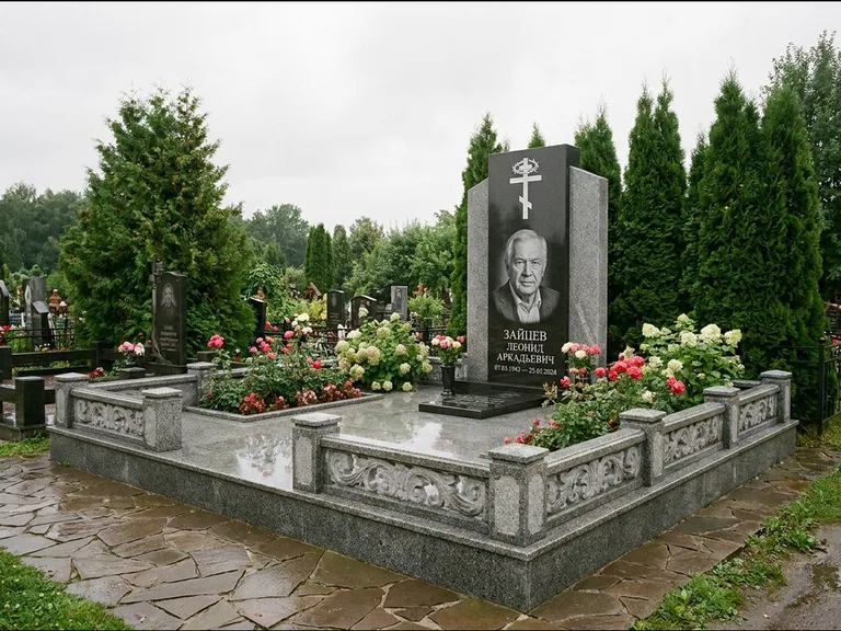 Памятник из чёрного гранита — стела с двумя портретами с крестом с рушником, работа «Богданов» в Барнауле