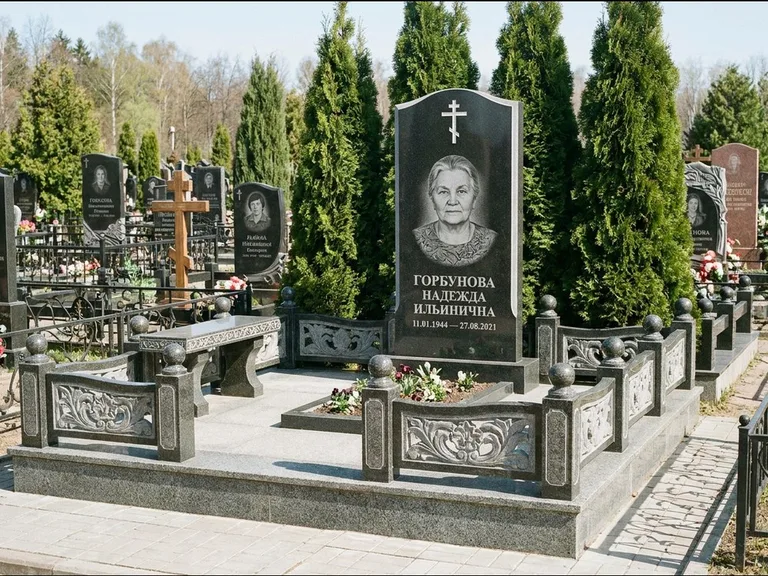 Памятник из чёрного гранита — стела с золочёным крестом с крестом с терновым венцом, работа «Селезнёва» в Барнауле