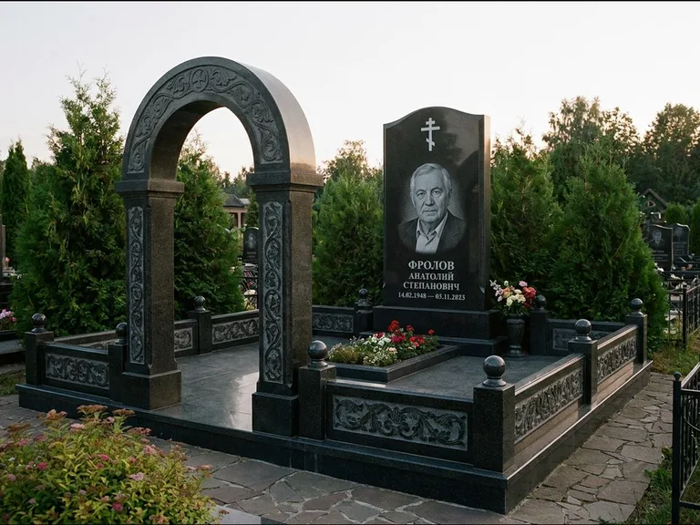 Памятник из чёрного гранита — высокая стела с процветшим крестом с православным восьмиконечным крестом, работа «Панкратов» в Барнауле
