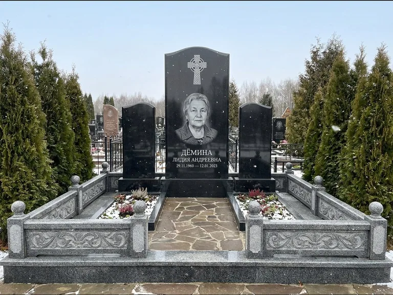 Памятник из чёрного гранита — стела с крестом и ветвью с кельтским крестом, работа «Лаврентьева» в Барнауле
