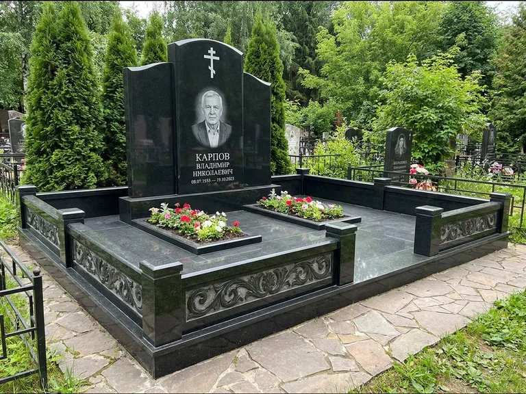 Памятник из чёрного гранита — двойная семейная стела с крестом на Голгофе, работа «Тихонов» в Барнауле