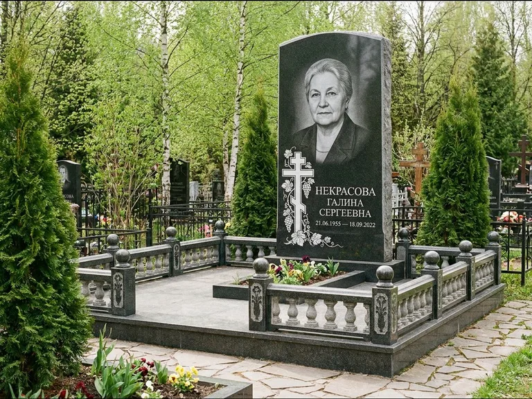 Памятник из чёрного гранита — стела с крестом и книгой с крестом с распятием, работа «Савельева» в Барнауле