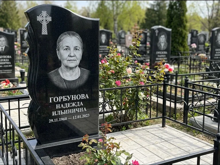 Памятник из чёрного гранита — высокий обелиск с кельтским крестом, работа «Одинцова» в Барнауле