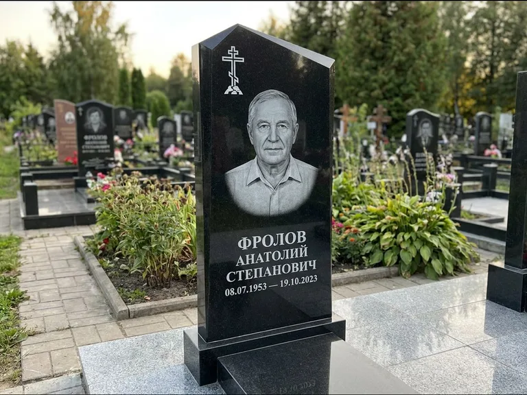 Памятник из чёрного гранита — стела со столиком и скамьёй с крестом на Голгофе, работа «Верещагин» в Барнауле