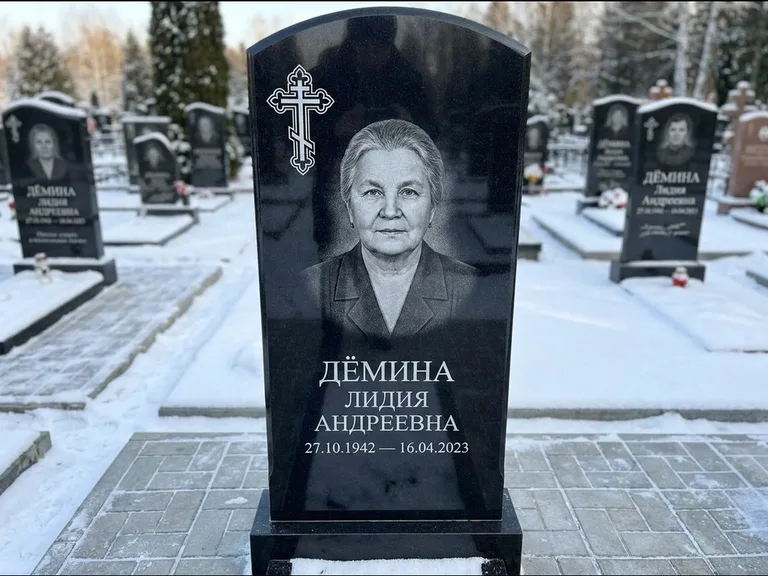 Памятник из чёрного гранита — стела домиком с крестом в лучах, работа «Селезнёва» в Барнауле