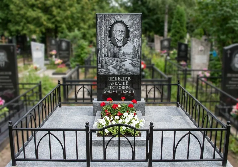 Памятник с гравировкой берёзовой рощи, портретом и надписью в Барнауле