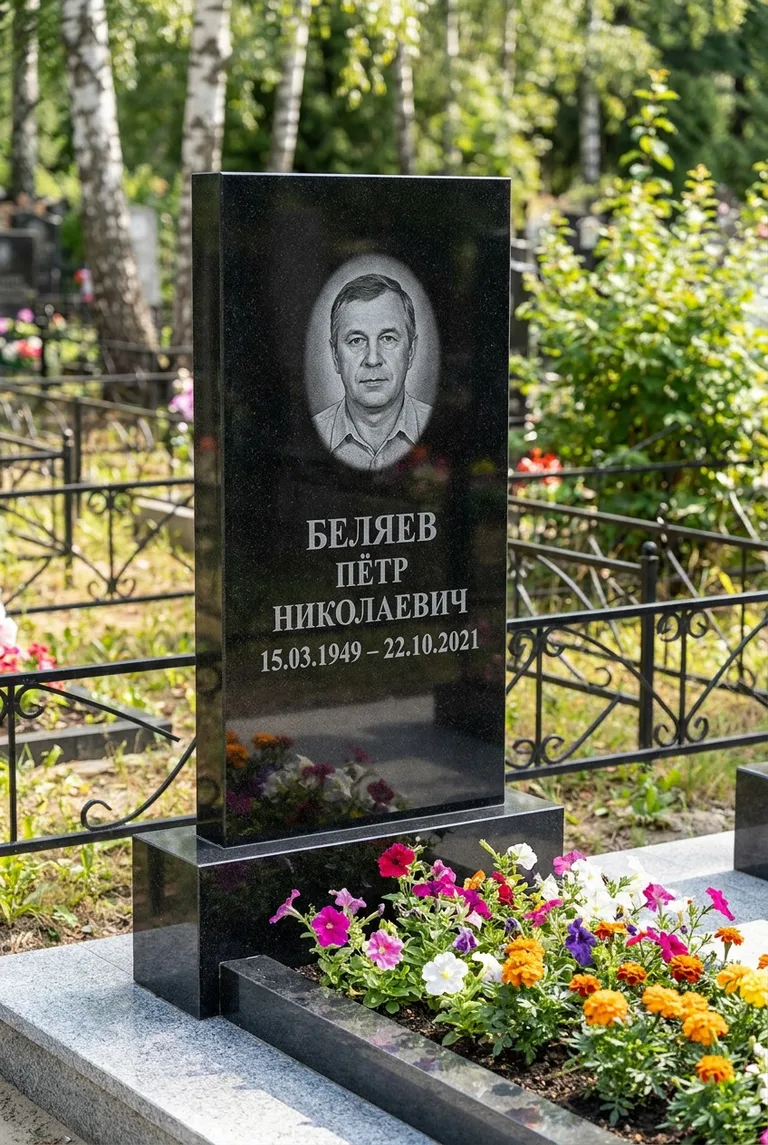 Вертикальный чёрный гранитный памятник под ключ с цветником в Барнауле