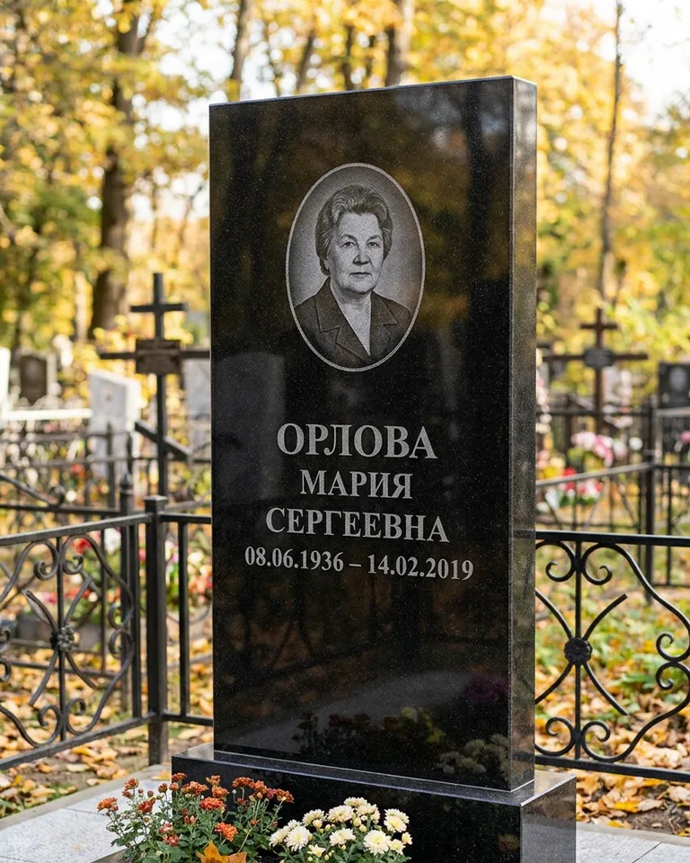 Вертикальный серый гранитный памятник под ключ, осень в Барнауле