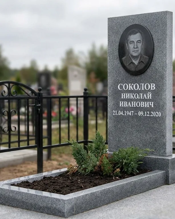Чёрный памятник под ключ на гранитном цоколе в Барнауле