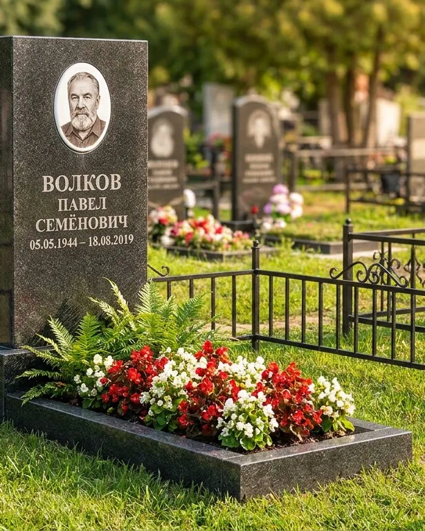 Тёмно-серый памятник под ключ с художественной гравировкой в Барнауле